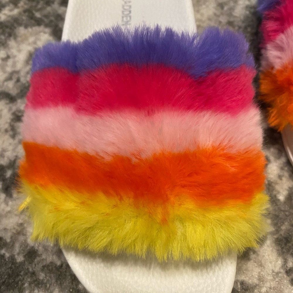 Steve Madden Kids Rainbow Colorful Faux Fur Slides Slip-on Shoes Slippers 4 - Picture 4 of 5